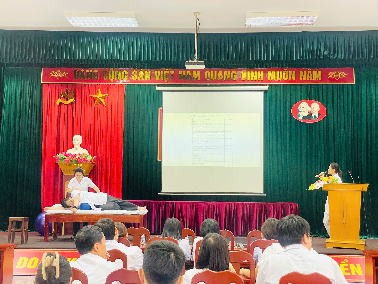 TẬP HUẤN KỸ THUẬT PHỤC HỒI CHỨC NĂNG BỆNH NHÂN CONG VẸO CỘT SỐNG